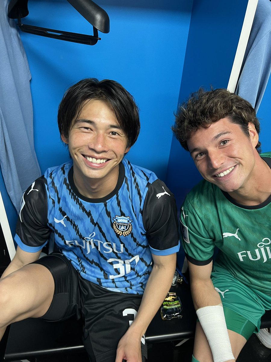 shunsuke_ando21's tweet image. ACLE＋3👏
ナイスゴールに良い笑顔⚽️⚽️⚽️😆（ついでに山ちゃん🧤）
次の試合も笑顔になれる様に頑張りましょう🤝

#家長昭博
#瀬川祐輔
#ファンウェルメスケルケン際
#山口瑠伊
