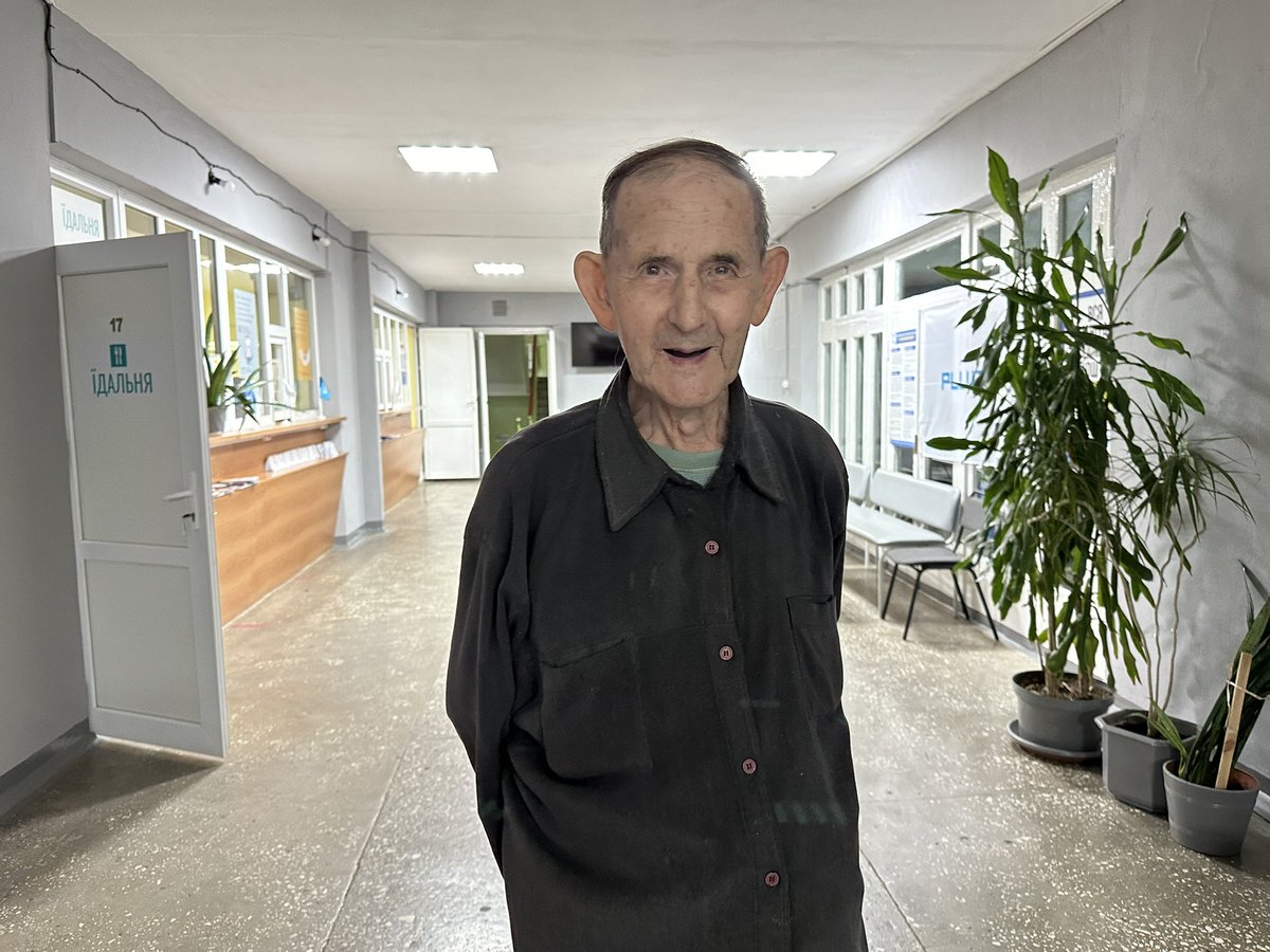 Борису Романовичу 92 роки. Ходить з коридору в кімнату, туди-сюди. Поправляє сорочку.  

— Чекаю даму, — звертається до мене. — Аллу.
