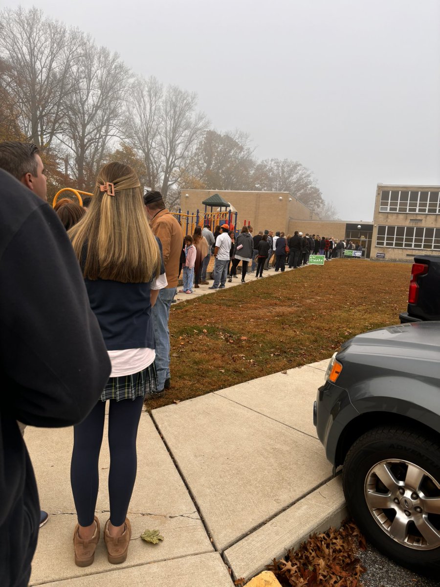 Long line in Delaware County, Pennsylvania. 

Lots of men. 

📍Delaware County, PA
