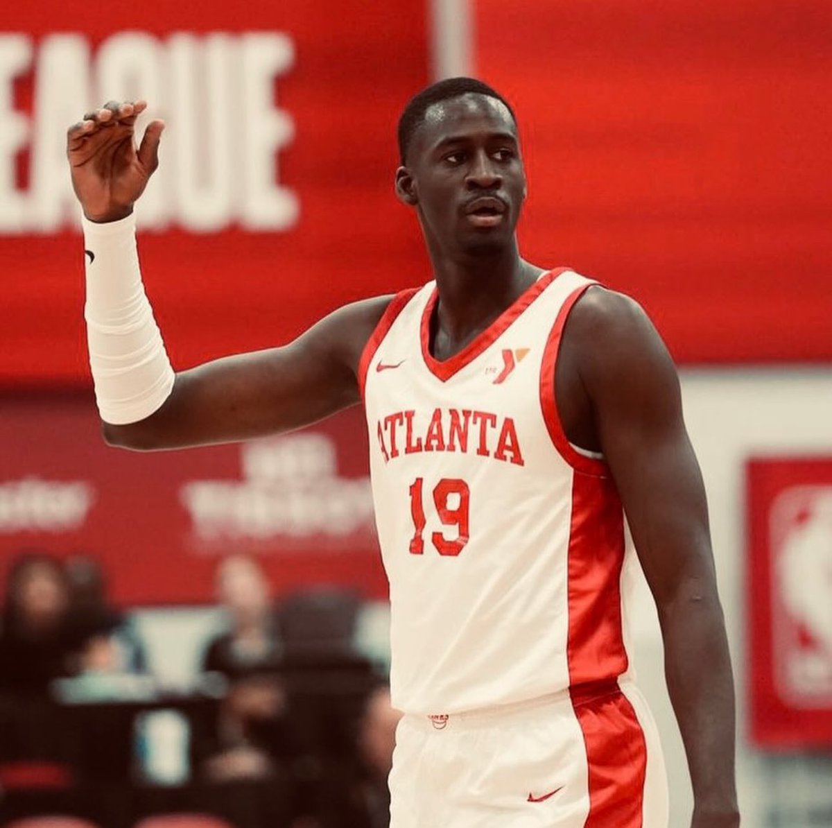 Senegalese power forward Makhtar Gueye (<a href="/Thelionkilla/">Makhtar Gueye</a>) signs a new deal with Kadji Sports Academy 🇨🇲 ahead of the Elite 16 !

#RoadToBAL