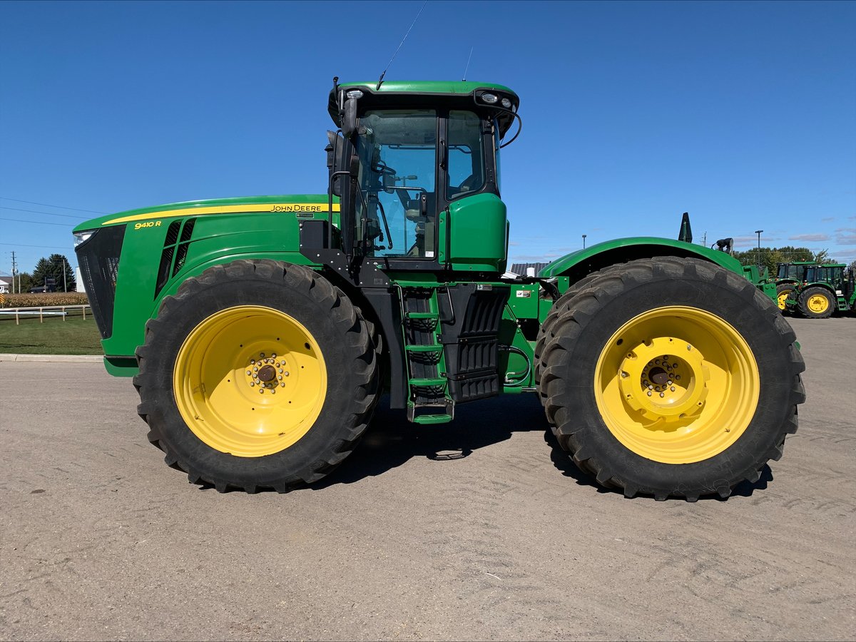 PremierEquip1's tweet image. TRADE TUESDAY: 2014 #JohnDeere 9410R $319,995 - 18/6, Prem Cab, Leather, Hi Flow, 5 Remotes, 1000 PTO, 3 Point Hitch, Prem HID Lights, 4213 ENG HRS #PremierPreowned #PremierEquip #TradeTues premierequipment.ca/used-equipment…