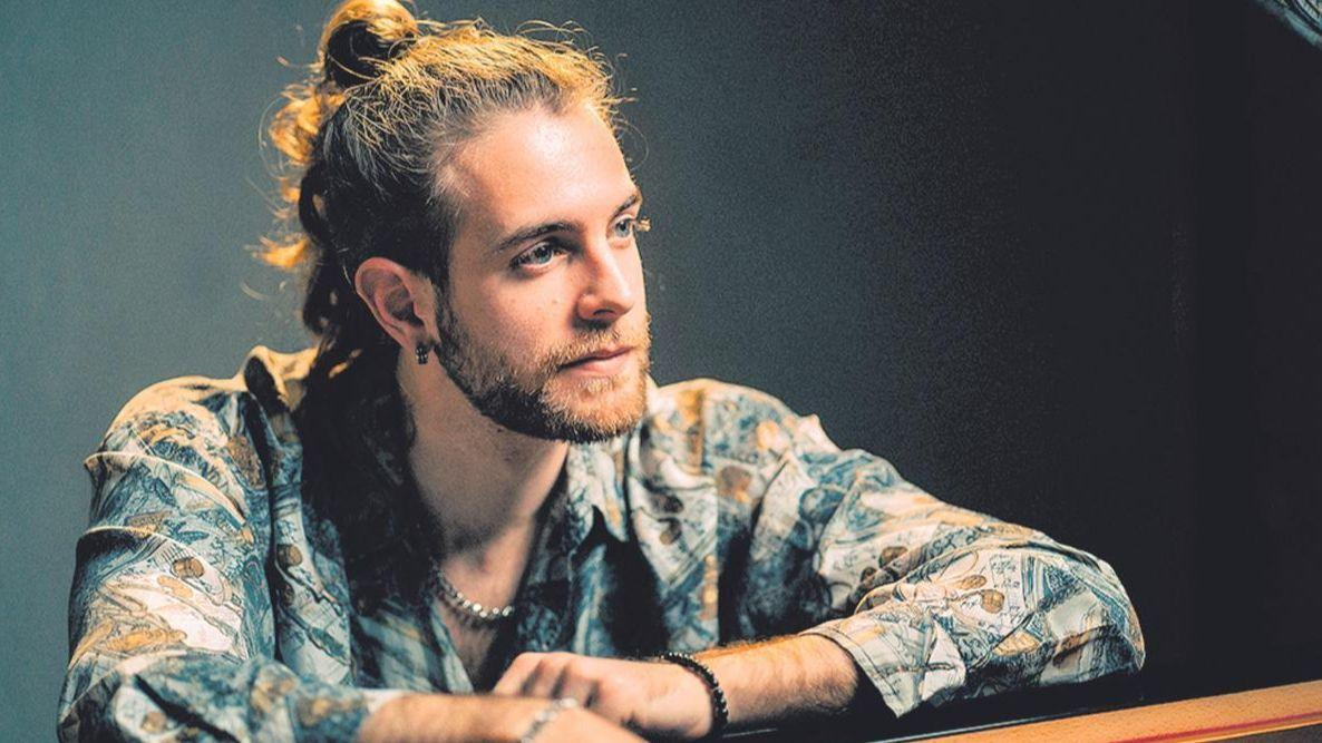 Mika Vergara (<a href="/MikaelaRTVE/">Mikaela Vergara</a>) y Paco Escobar (<a href="/PacoEscobar10/">Paco Escobar</a>), en #LaCoplaQueElVientoLleva, charlan con Andrés Barrios (<a href="/Andres__Barrios/">Andrés Barrios</a>) pianista y compositor,  que presenta su trabajo "De Barrios a Lorca. Rapsodia de canciones populares"

🔊rtve.es/a/16311595/