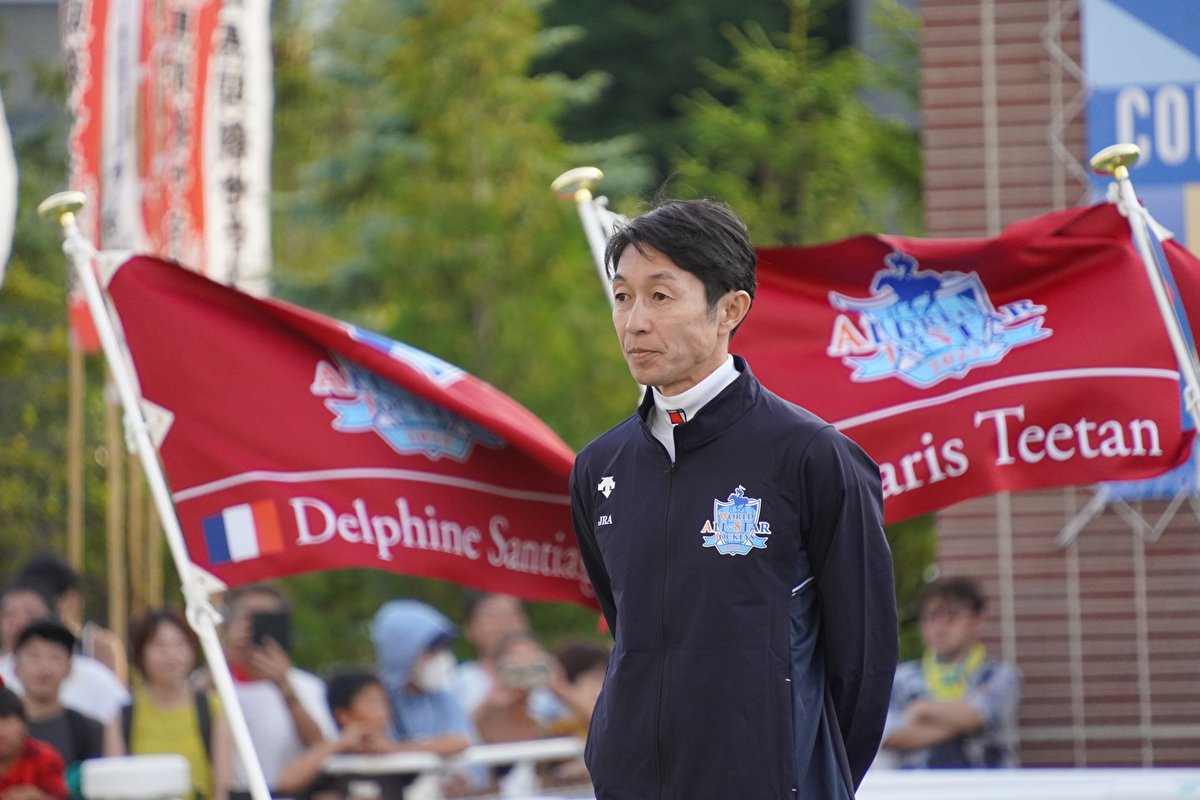 negisobaaan's tweet image. #いい男の日 #武豊 #WASJ2024
WASJ表彰式での一枚　
旗がはたはたしてるの良いですね…