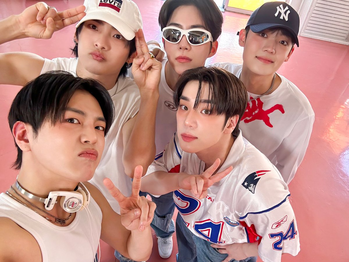 sehnippoppo's tweet photo. a group that made their debut 7 years ago is aiming for a first win and that's what we will work hard for! they yet didn't get it not because of their skills or the fandom but because there's something always happening. But still, they never give up and we shouldn't either https://t.co/RboZZd7ETn