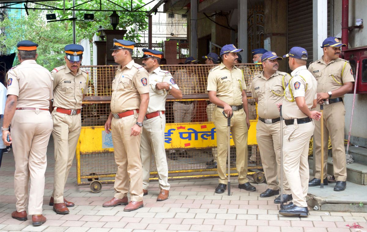 JaikyYadav16's tweet photo. सरकारी नौकरी में मैं सबसे ज़्यादा इज़्ज़त और सम्मान पुलिस का करता हूं। पुलिस विभाग में 

कॉन्स्टेबल 
ASI 
SI 
Inspector 
SHO 
CO 

सहित तमाम बड़े अधिकारियों के पास हमेशा चुनौतियां रहती हैं, दरअसल लोग इन्हें हल्के में ले लेते हैं मगर 

यह लोग अपना त्यौहार चौराहे पर खड़े होकर मना लेते हैं मगर ये ख्याल रखते हैं कि हम अपना त्यौहार खुशी से मनाएं।

मुझे लगता है कि पुलिस को जितना सम्मान मिलना चाहिए उतना सम्मान मिलता नहीं है। 

सैल्यूट सर 🫡