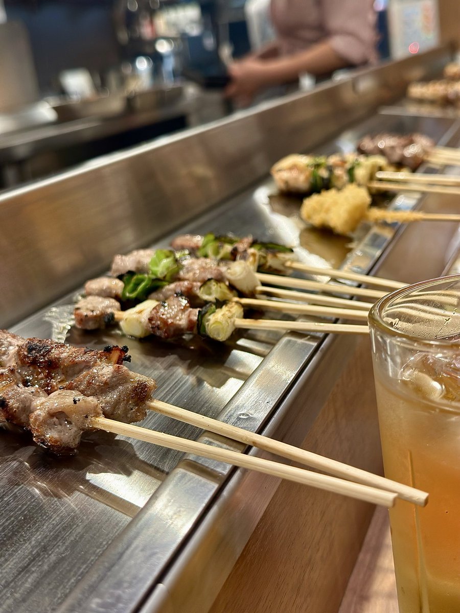 Began the night at Bee’s Knees in #kyoto with a round from the menu, then a round off-menu. Wound it down with yakitori and kushikatsu at Akiyoshi Kawaramachi. And a cold mug of whisky highball. Or two.