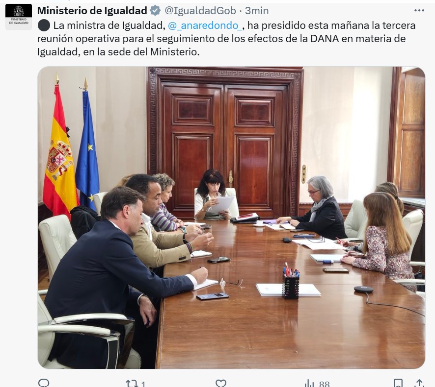 alb_olmos's tweet photo. Algo en el tuit de la izquierda ha rechinado en el ministerio, que ha procedido a borrar y tuitear de nuevo su crucial reunión operativa. Me intriga. https://t.co/V0W66mm3b0