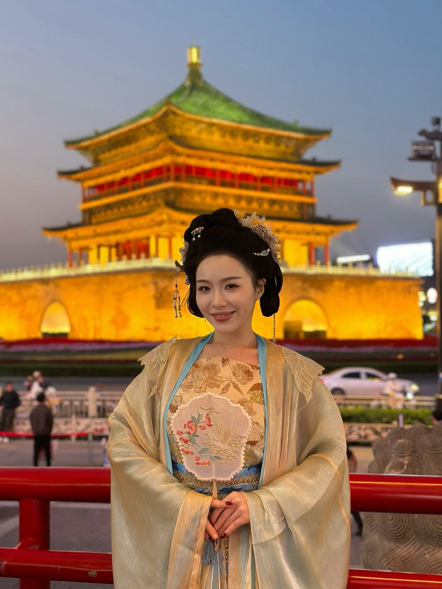 去钟楼拍了几张就把妆卸了，没找摄影，手机人像模式拍出来也不戳～ https://t.co/yltWLgorMe