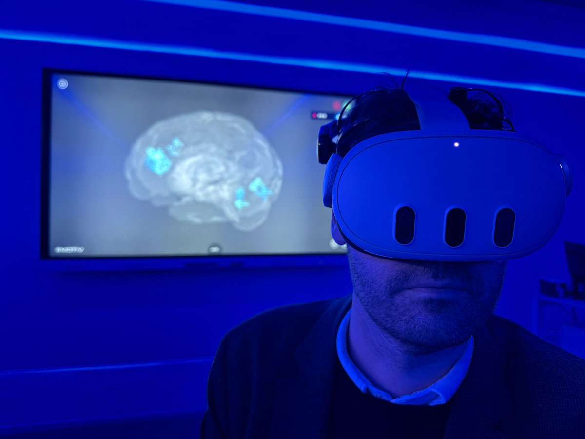 UCAM_OPRI's tweet photo. 🦶🔬La @UCAM continúa participando activamente en el proyecto @metahefo. Nuestro equipo de investigadores, dirigidos por @ManuelDreamer y @PauGuardiolaNet, está testando un nuevo casco VR neuronal para explorar próximas tecnologías de inmersión adaptables al metaverso del pie. https://t.co/WMnsw22OQ1