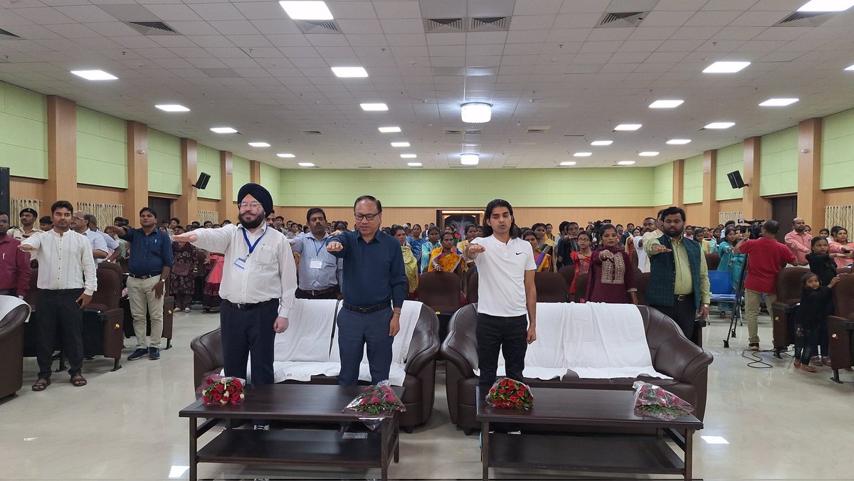 DCseraikella's tweet photo. स्वीप अंतर्गत नगर भवन, सरायकेला में आयोजित "सांस्कृतिक संध्या" कार्यक्रम में मतदाता जागरूकता शपथ ग्रहण कार्यक्रम आयोजित कर उपस्थित लोगो को आगामी 13 नवंबर को मताधिकार का प्रयोग करने तथा अपने आस-पास के लोगो को भी मतदान के प्रति प्रेरित करने का संदेश दिया गया।
#VoteDo 
@ceojharkhand https://t.co/gi9LOMpYgl