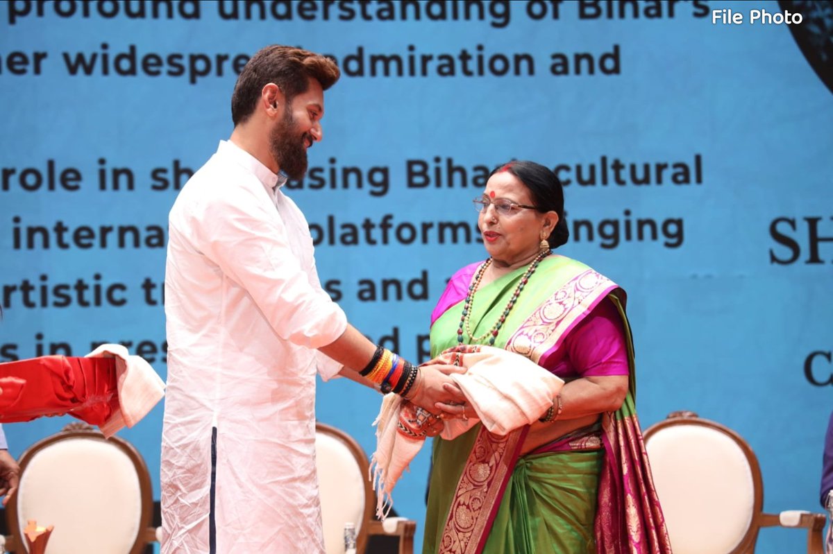 iChiragPaswan's tweet image. बिहार की शान व प्रसिद्ध लोकगायिका , विशेषतौर पर छठ मईया के गीत से मंत्रमुग्ध करने वाली आदरणीय श्रीमती शारदा सिन्हा जी के निधन की खबर सुनकर स्तब्ध हूं। कला के क्षेत्र में ये अपूर्णीय क्षति है , इनकी कमी को कोई पूरा नहीं कर सकता। छठ महापर्व के पावन मौके पर शारदा सिन्हा जी की कमी…