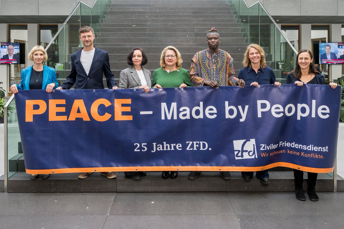 Entwicklung braucht Frieden! In Berlin würdigten Bundesentwicklungsministerin Svenja Schulze <a href="/BMZ_Bund/">Bundesentwicklungsministerium</a>  und  Vertreter*innen des Zivilen Friedensdienstes das 25-jährige  Bestehen des ZFD: ziviler-friedensdienst.org/de/aktuelles/p… (Foto: Stefanie Loos)
