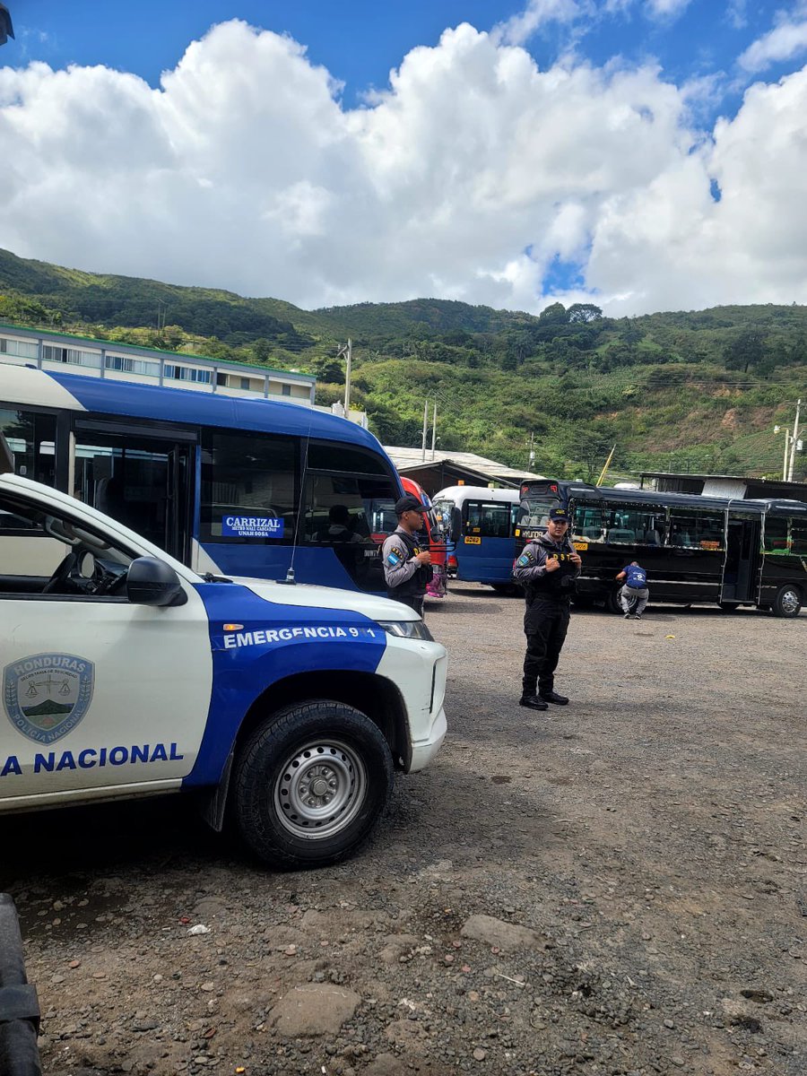DNSTUHonduras's tweet photo. #Terminales

Dispositivos de seguridad en terminales del transporte urbano e interurbano, en estos puntos se mantiene presencia policial implementando registros y verificación de documentos. https://t.co/JwoUCcW2fp