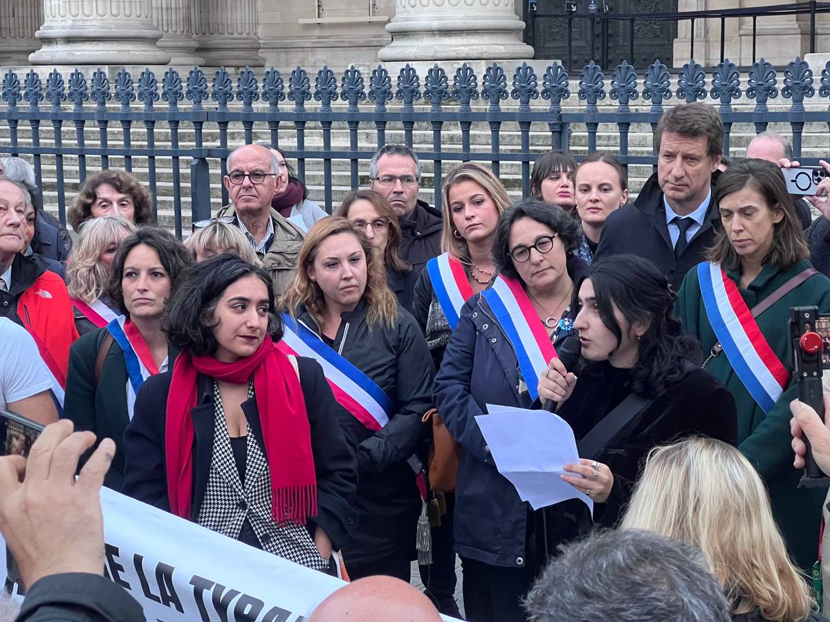Femme, vie, liberté

Les sénateurs et sénatrices écologistes sont au rassemblement organisé à Paris devant le Panthéon en soutien aux femmes iraniennes, aux minorités de genre et à #AhouDaryaei qui luttent contre l'obscurantisme. 

#FemmeVieLiberté