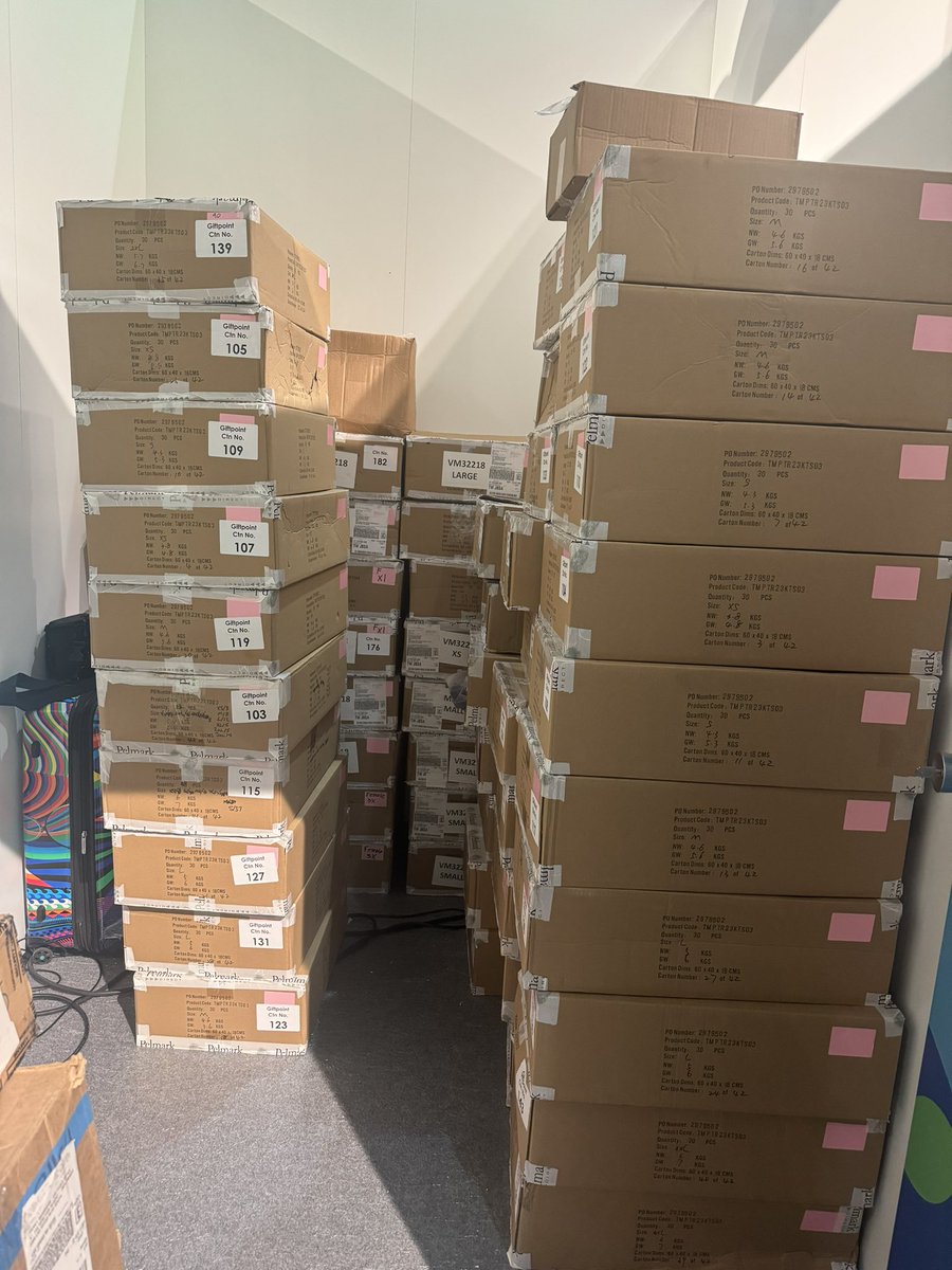 JuliaBKlaus's tweet photo. Hey vExplorers BCN! ✨
If you missed out on grabbing a McLaren T-shirt, don’t worry—we only received a ‘few’ more today! Swing by tomorrow, say hi, and get your swag!🧡💙 #vCommunity #vExpert #VMwareExplore #VMTN #MyVMUG https://t.co/zsAVcLNpbE