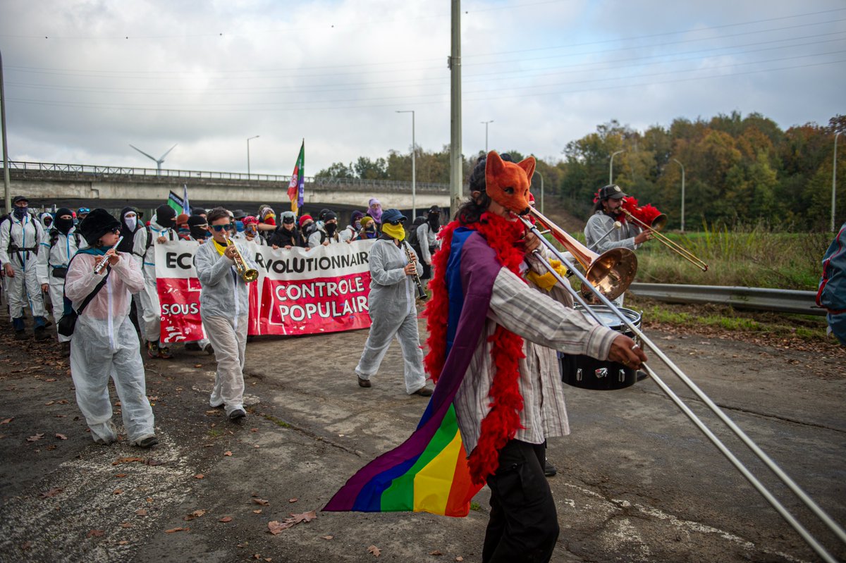coderoodrouge's tweet image. With 700 activists, we blocked TotalEnergies Petrochemicals in Feluy for 30 hours. ❤️‍🔥❤️‍🔥TotalEnergies is not only a global climate criminal, it is also causing long-term health problems for local people and the environment.