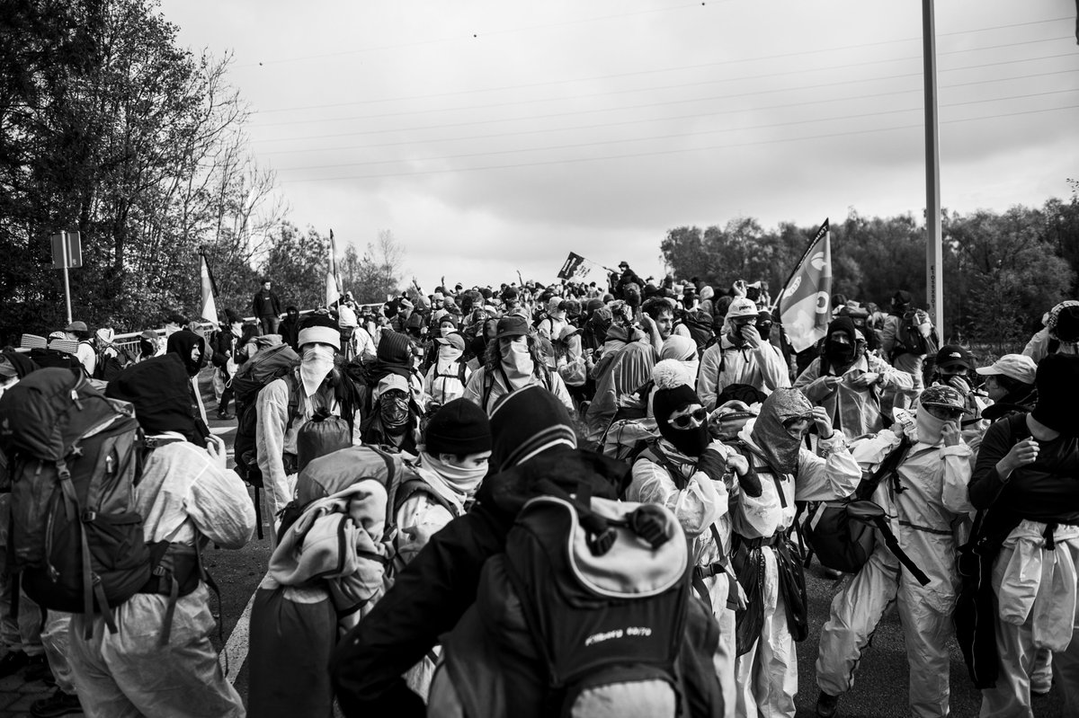 With 700 activists, we blocked TotalEnergies Petrochemicals in Feluy for 30 hours. ❤️‍🔥❤️‍🔥TotalEnergies is not only a global climate criminal, it is also causing long-term health problems for local people and the environment.