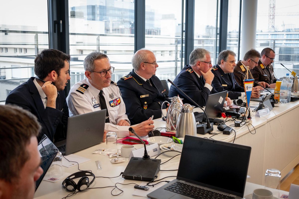 BoslandJP's tweet photo. Les forces fédérales européennes et représentatives des sapeurs-#pompiers de 21 pays de l'Union européenne s’organisent pour défendre les intérêts des sapeurs-pompiers en Europe, et en particulier du volontariat.
Cette impulsion franco-allemande née en avril 2024 en France, fait naître aujourd'hui une véritable organisation européenne légitime à Bruxelles pour mener un dialogue continu et régulier avec le @Europarl_FR.