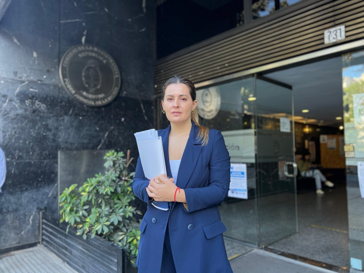 LioneCattalini's tweet photo. Pedí la destitución del juez federal Marcelo Bailaque ante el Consejo de la Magistratura de la Nación. 

Hoy declaré ante el Consejo en la causa que investiga al juez federal de Rosario. Brindé detalles de lo que denuncié penalmente en el mes de Agosto de este año: Bailaque se dedicó constantemente a demorar los procesamientos contra el principal narcotraficante de nuestra ciudad, Esteban Alvarado, con quien además, compartió Contador. 

Estamos hablando de un juez que miró para otro lado mientras el delito y el miedo se multiplicaban en Rosario. 

Espero que el Consejo de la Magistratura entienda la magnitud del caso. Mientras la justicia federal NO actuó, Alvarado incrementó su patrimonio y su poder. Ahora es momento de que la justicia avance, investigue y demuestre que funciona y que puede velar por los rosarinos.