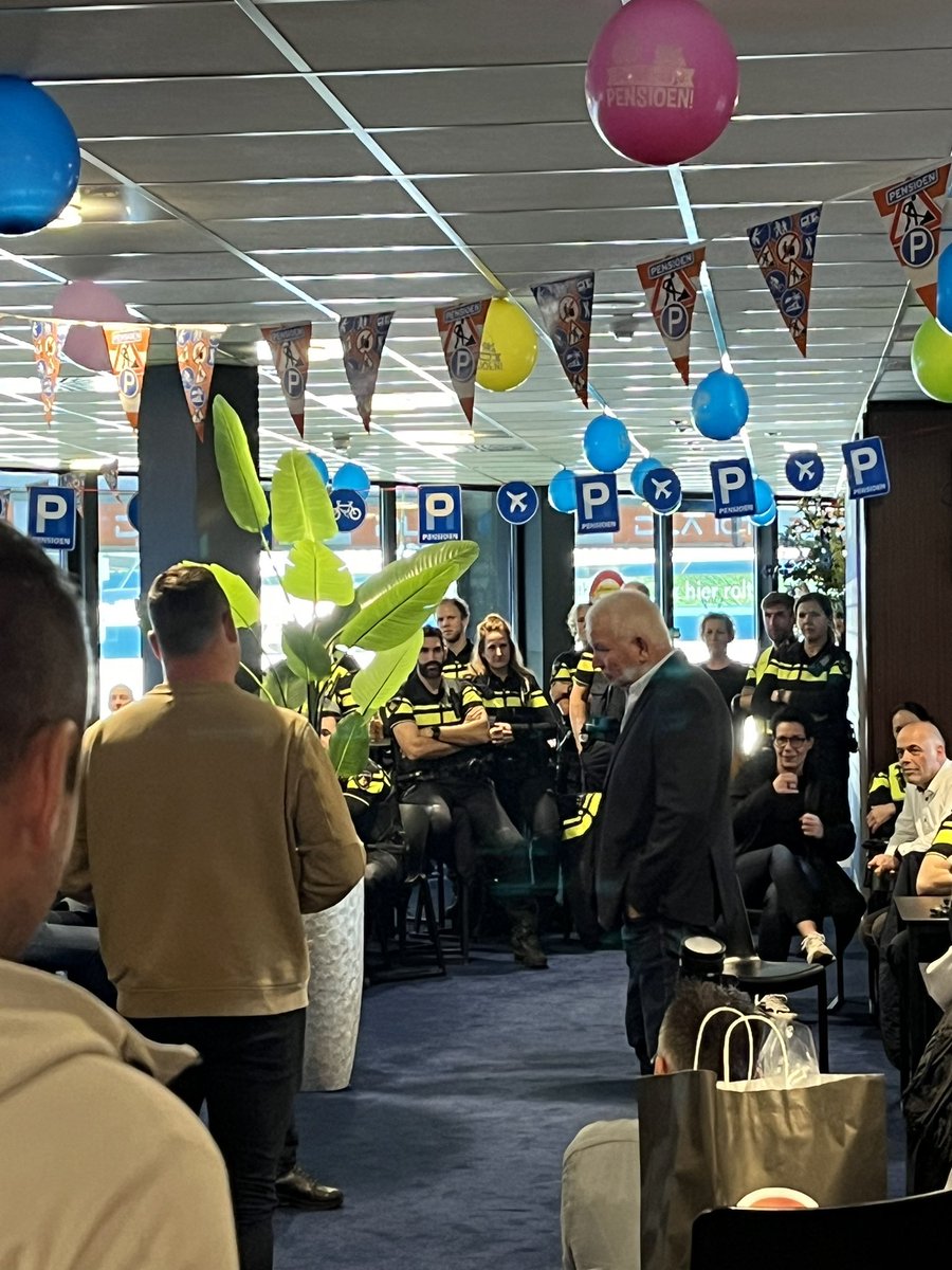 Op De Vijverberg aanwezig geweest bij het afscheid van Rob Kok. Rob was namens <a href="/Politie/">Politie Nederland</a> maar liefst 35 jaar actief bij <a href="/DeGraafschap/">De Graafschap</a>. Nu gaat hij met welverdiend pensioen. Dank voor de fijne samenwerking en grote betrokkenheid bij onze mooie club! 💙🤍