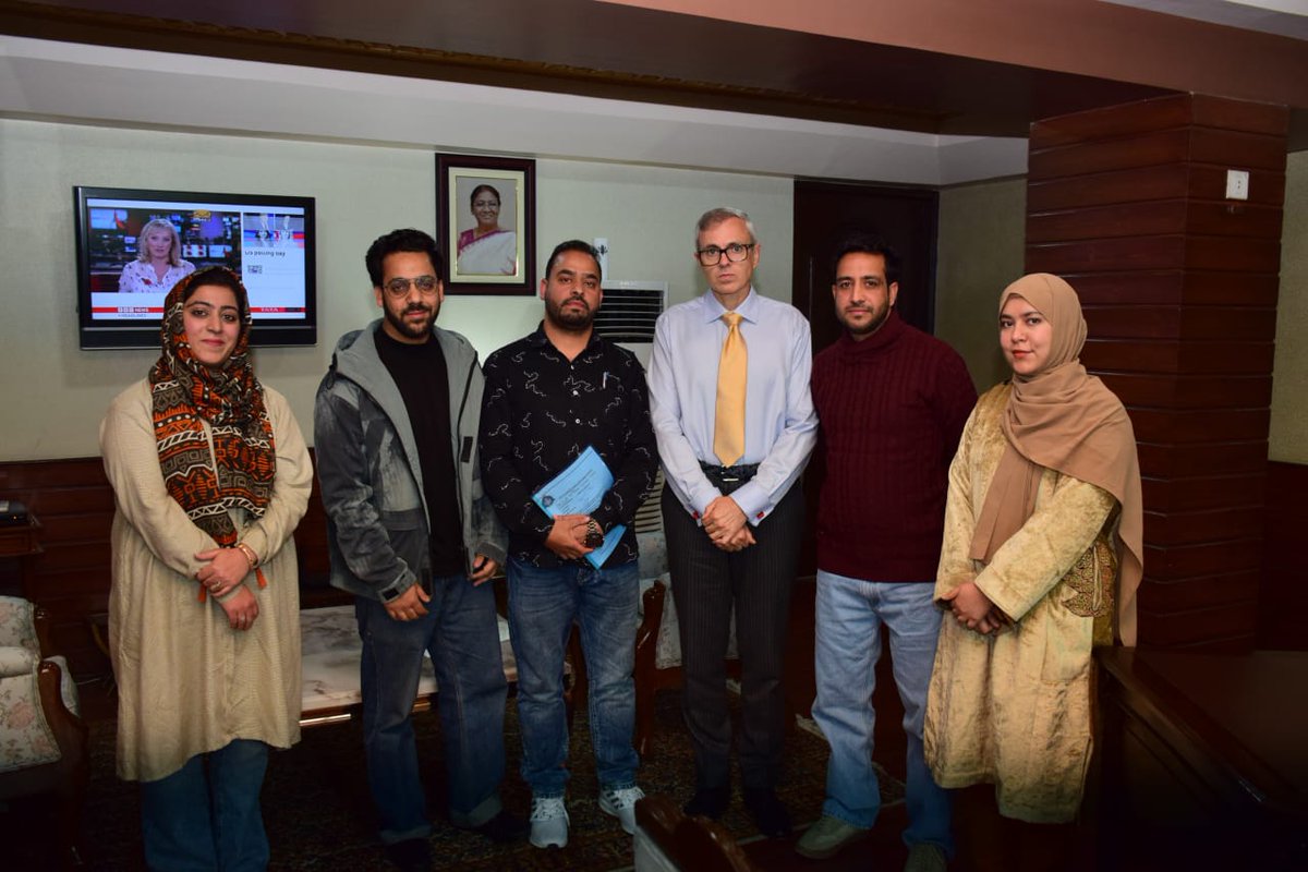 Dental Surgeons Association J&K (@surgeonsk) on Twitter photo Today delegation of Dental surgeons association Jammu Kashmir (DSA-JK) met with hon'ble CM <a href="/OmarAbdullah/">Omar Abdullah</a> sab .
Long pending demand of unemployment was discussed vch z pending since 2008.
Thanks sir for listening our grave issue
<a href="/sakinaitoo/">Sakina Itoo</a> mam <a href="/SyedAbidShah/">Syed Abid Rasheed Shah</a> sir Today delegation of Dental surgeons association Jammu Kashmir (DSA-JK) met with hon'ble CM <a href="/OmarAbdullah/">Omar Abdullah</a> sab .
Long pending demand of unemployment was discussed vch z pending since 2008.
Thanks sir for listening our grave issue
<a href="/sakinaitoo/">Sakina Itoo</a> mam <a href="/SyedAbidShah/">Syed Abid Rasheed Shah</a> sir