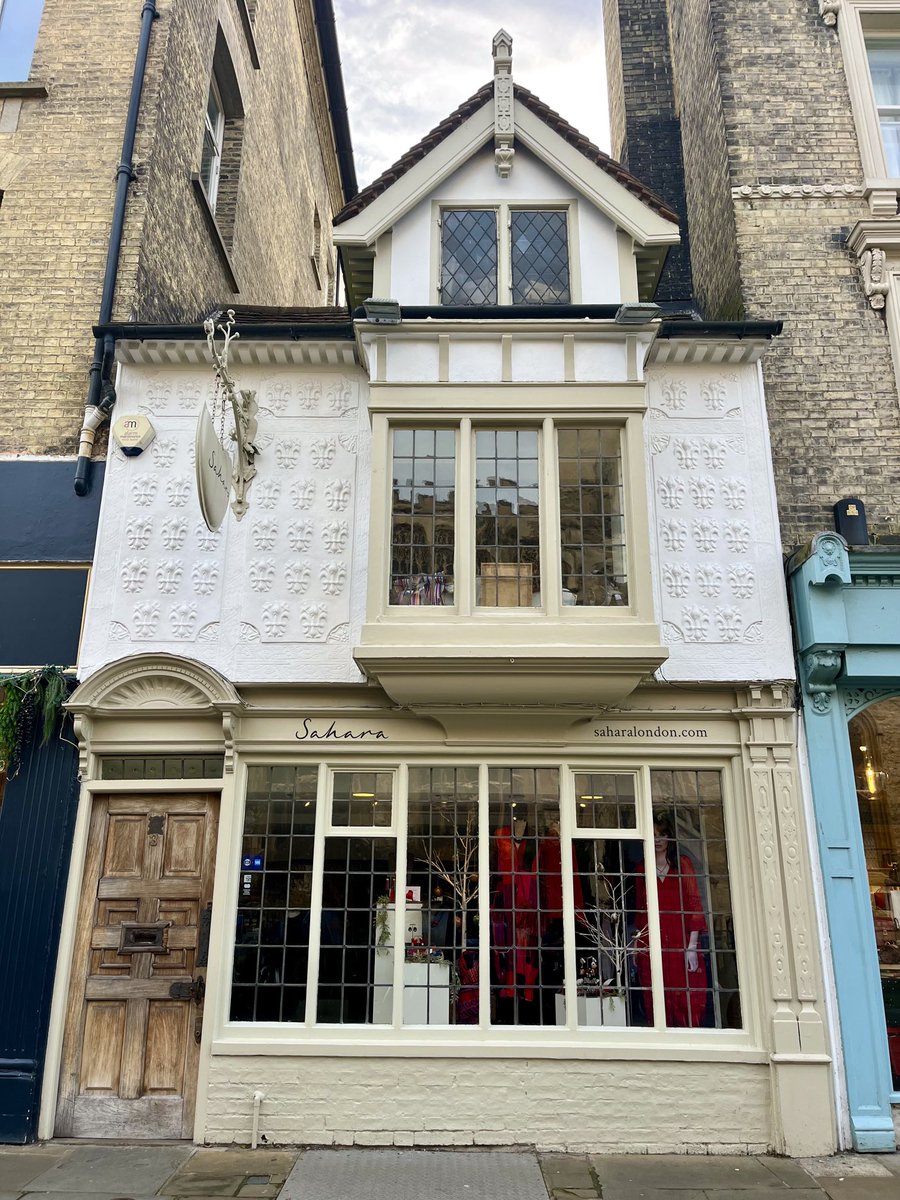 It may not be grand and sprawling, but this pretty little place - cosily nestled between its two larger neighbours - is one of my favourite buildings in Cambridge 😍