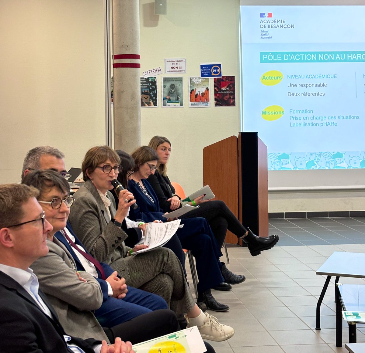 Lancement du pôle d’action « Non au harcèlement » #NAH de l’<a href="/acbesancon/">Académie de Besançon</a>.
À cette occasion, la Rectrice <a href="/NathalieAlber15/">Nathalie Albert-Moretti</a> s’est rendue au collège Jean-Claude Bouquet à Morteau pour une présentation de ce pôle et du plan académique de lutte contre le #harcèlement.