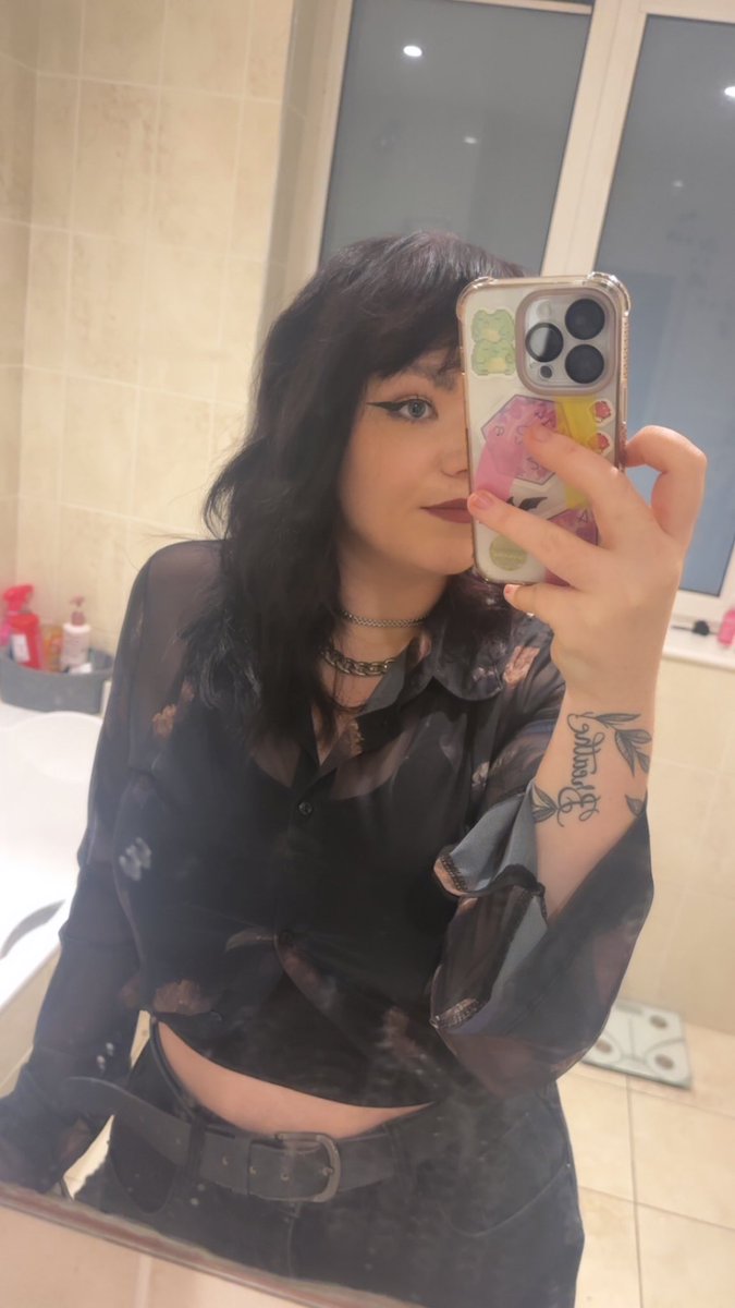 no 🙅🏻‍♀️🙅🏻‍♀️bonfires 🔥tonight 🌙
only music 🎶 and my pals 👯‍♀️