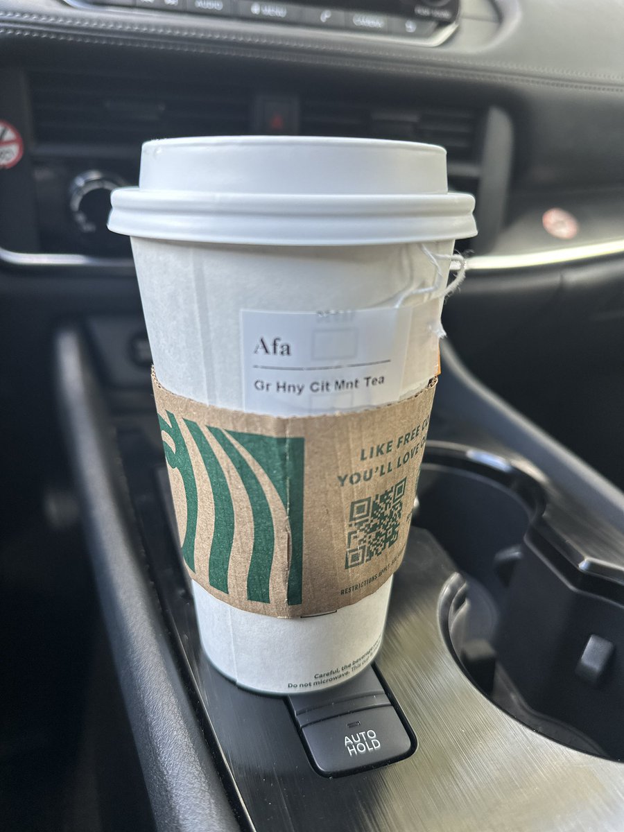 AfamDeluxo's tweet photo. I hope that one day, you guys will spell my name right.  @Starbucks 😒 https://t.co/cfjbMlbhgw