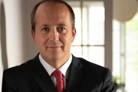 PiensaPrensa's tweet photo. Chats de Hermosilla, revelan que Fiscal Valencia se comprometió en reunión que sostuvo con chadwick y Hermosilla  a “informarles diligencias” que afectaran a Sebastián Piñera.

En dicha reunión, realizada  después de que Valencia asumiera el cargo, fue descrita públicamente por el propio fiscal como un encuentro destinado a «limar asperezas». Sin embargo, la defensa de Hermosilla desmiente esta versión y asegura que Valencia, habría solicitado la reunión y prometido avisarles sobre posibles avances en investigaciones relacionadas con Piñera.