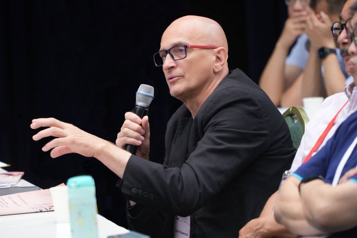 Don’t miss our 𝗳𝗿𝗲𝗲 𝘄𝗲𝗯𝗶𝗻𝗮𝗿 𝗼𝗻 𝗣𝗥𝗥𝗦! Learn from Prof Nauwynck about the evolution of the virus, new vaccination strategies and effective control measures. 

👉 Sign up here royalgd.webinargeek.com/prrs 

#PRRS #swinehealth #animalhealth #webinar