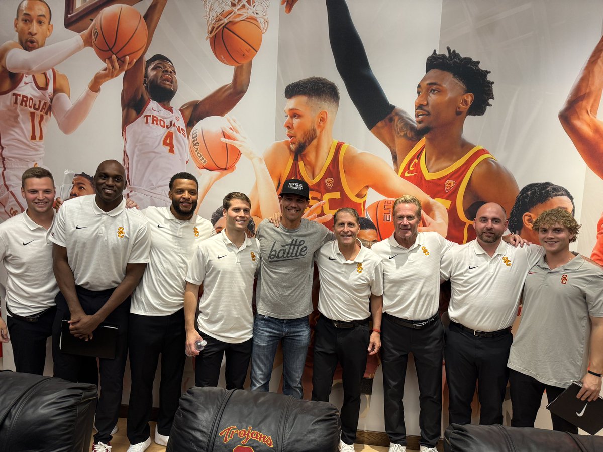 <a href="/tj_bruce/">TJ Bruce</a> thanks for stopping by last night to check out <a href="/USC_Hoops/">USC Men's Basketball</a>! ✌️
