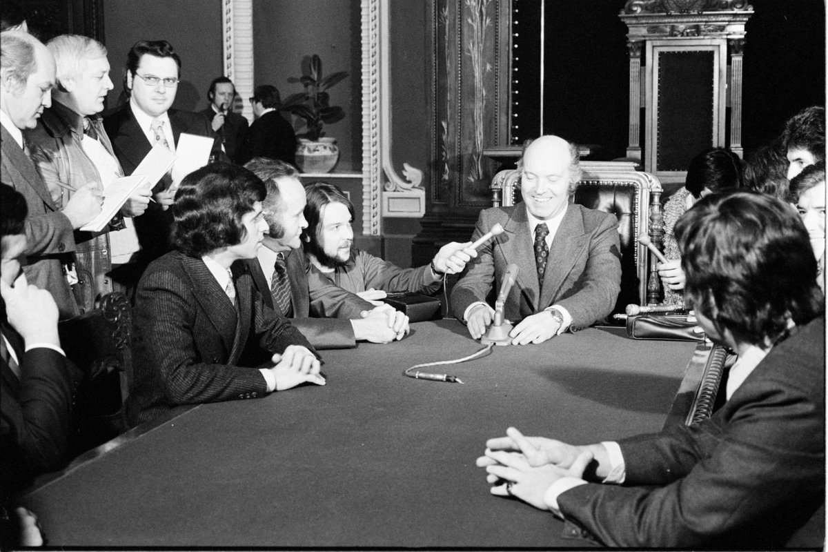 Claude Morin lors de son assermentation député en nov 1976. Depuis 1974, il collaborait avec la <a href="/grcrcmppolice/">GRC</a>, rémunéré depuis mars 1975. (photo trouvée <a href="/Flaviepayette/">Flavie Payette-R</a> )

Pour en savoir plus, mon essai: «Claude Morin et la GRC
Traître ou héros ?» editionsdujournal.groupelivre.com/products/claud…