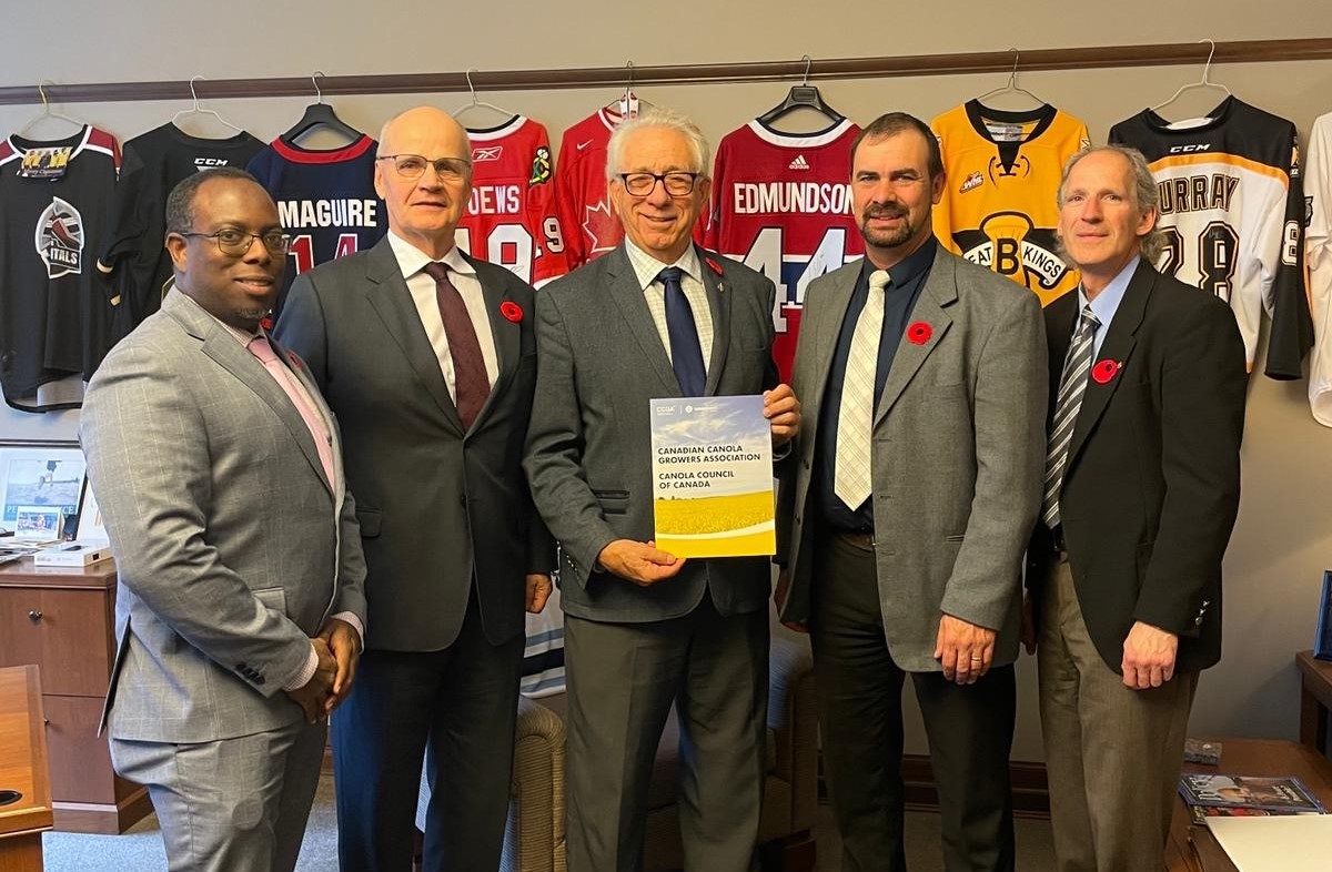 Unpredictable rail service threatens Canada's reputation as a reliable supplier. It was great discussing transportation and the optimal path forward for extended interswitching and the benefits of extending the pilot program with <a href="/LarryMaguireMP/">Larry Maguire</a>. 
#cdnag #cdnpoli <a href="/ccga_ca/">CCGA_ca</a>