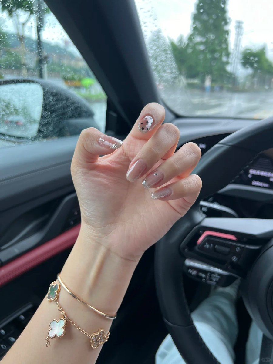 Welcome every beautiful day with your nails! 🌸