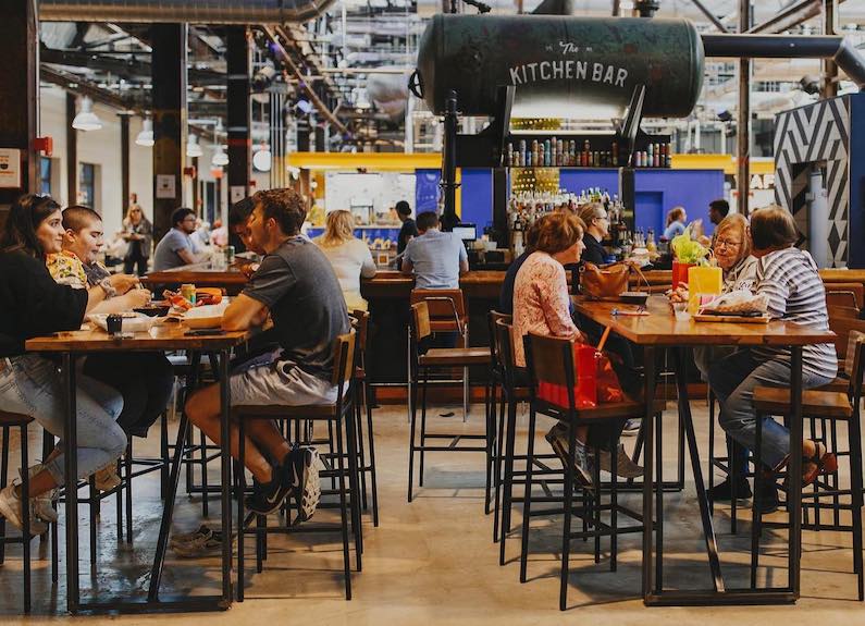 As a second day of record-breaking rain falls upon St. Louis, several restaurants and bars have announced temporary closures due to flooding and power outages: samg.bz/WeatherClosures