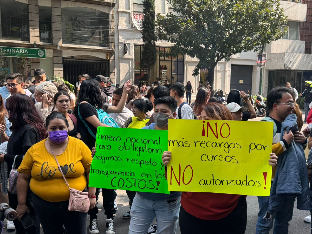 lajornadaonline's tweet photo. #DíaEnImágenes Más de un centenar de #estudiantes de la Universidad Tres Culturas bloquean Insurgentes y Niza, para protestar por el incremento a las cuotas sin previo aviso y el cobro de cursos inexistentes, en la CDMX. 

📸 Alfredo Domínguez https://t.co/aQuuTBKYOB