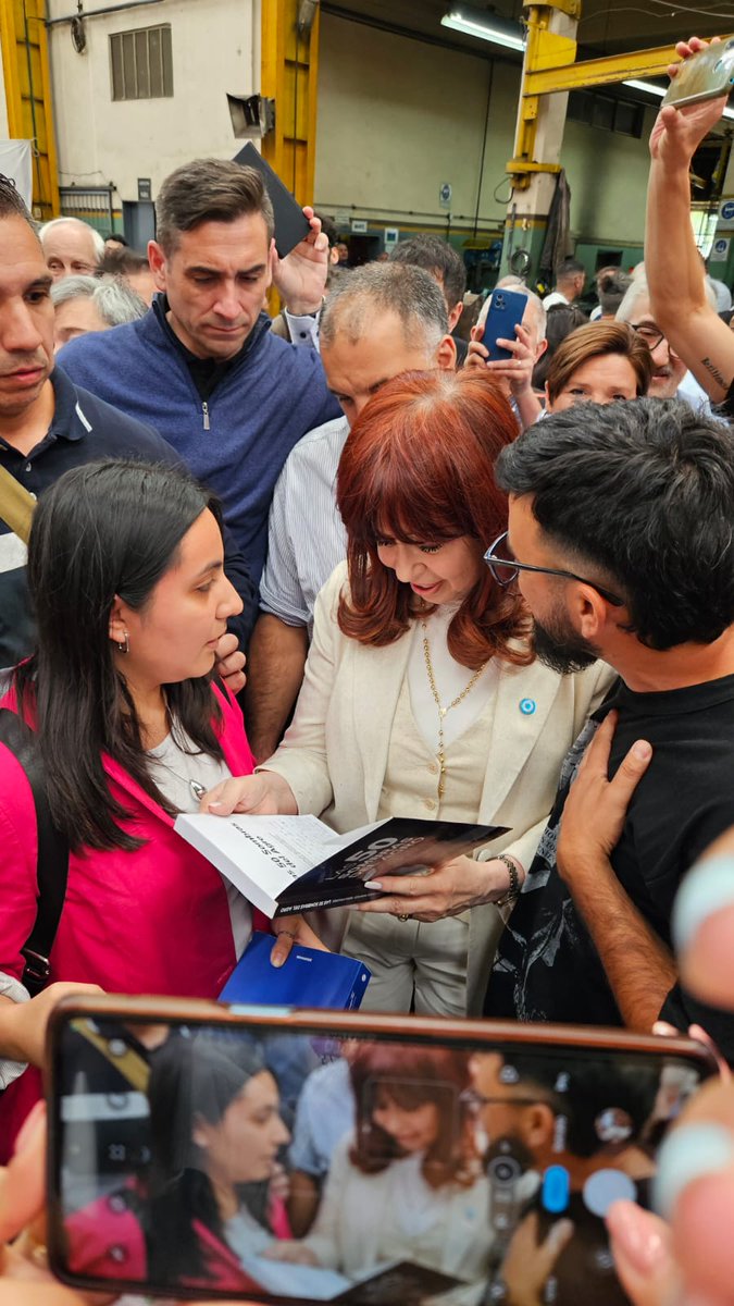 CEA_Agro's tweet photo. Desde El Centro de Estudios Agrarios (cea) entregamos el libro 50 Sombras del Agro, 2 Edición a CFK. 

Siempre con Cristina❤️ para la construcción de una Argentina Productiva, Sustentable, Federal e Inclusiva. https://t.co/ZoPj1Ta1p3