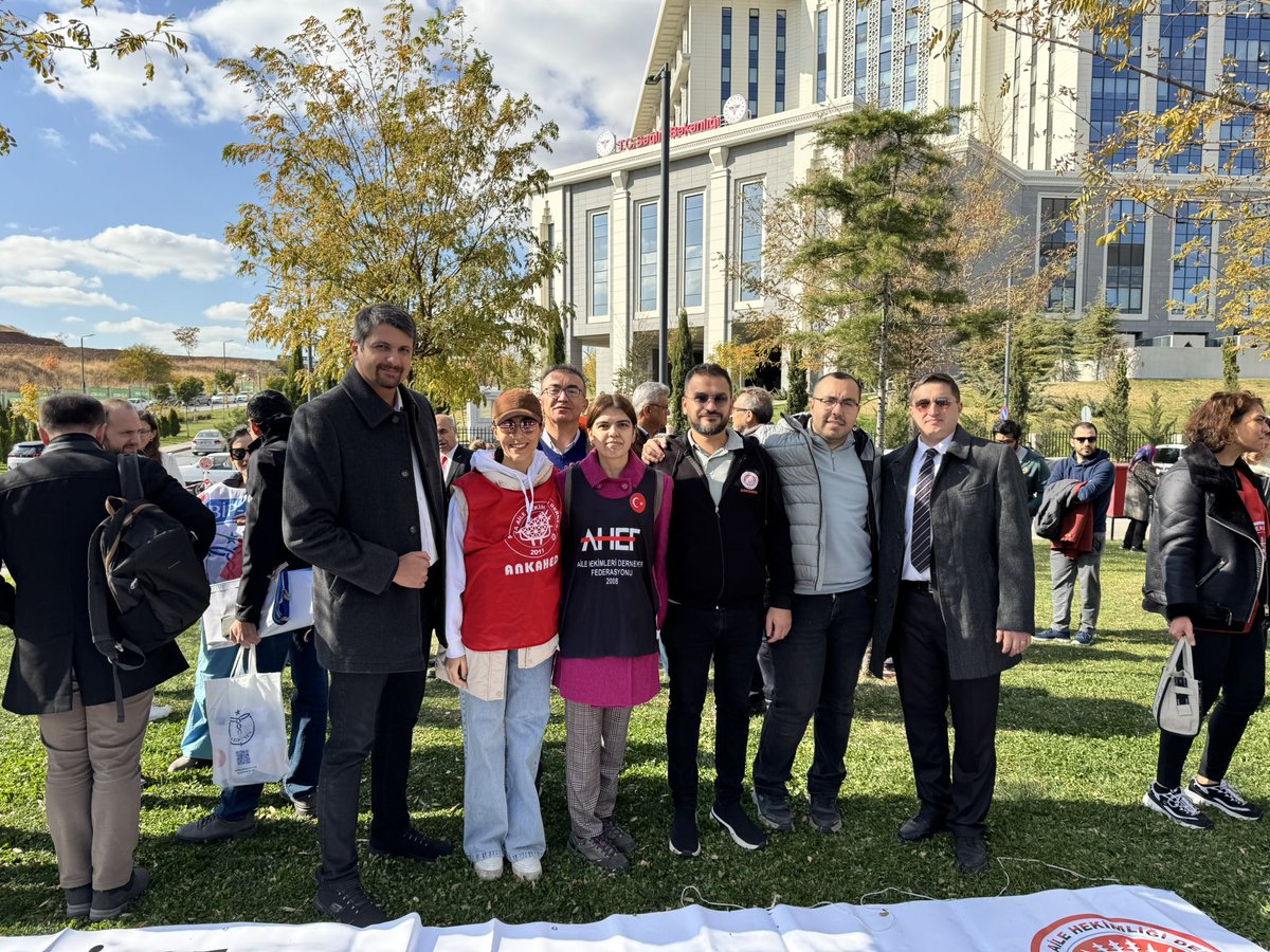 ANKAHED (@ankahed) on Twitter photo Ankara’da bakanlık önünde taleplerimizi güçlü bir sesle dile getirdik.
Dayanışmamız her geçen gün güçleniyor!
#asmlerkapalı
<a href="/AHEF2008/">AHEF</a> <a href="/saglikbakanligi/">T.C. Sağlık Bakanlığı</a> <a href="/drmemisoglu/">Prof. Dr. Kemal Memişoğlu</a> <a href="/DahiliyeDoktoru/">Dahiliye Doktoru</a> <a href="/AileHekimligi/">TAHUD</a> Ankara’da bakanlık önünde taleplerimizi güçlü bir sesle dile getirdik.
Dayanışmamız her geçen gün güçleniyor!
#asmlerkapalı
<a href="/AHEF2008/">AHEF</a> <a href="/saglikbakanligi/">T.C. Sağlık Bakanlığı</a> <a href="/drmemisoglu/">Prof. Dr. Kemal Memişoğlu</a> <a href="/DahiliyeDoktoru/">Dahiliye Doktoru</a> <a href="/AileHekimligi/">TAHUD</a>