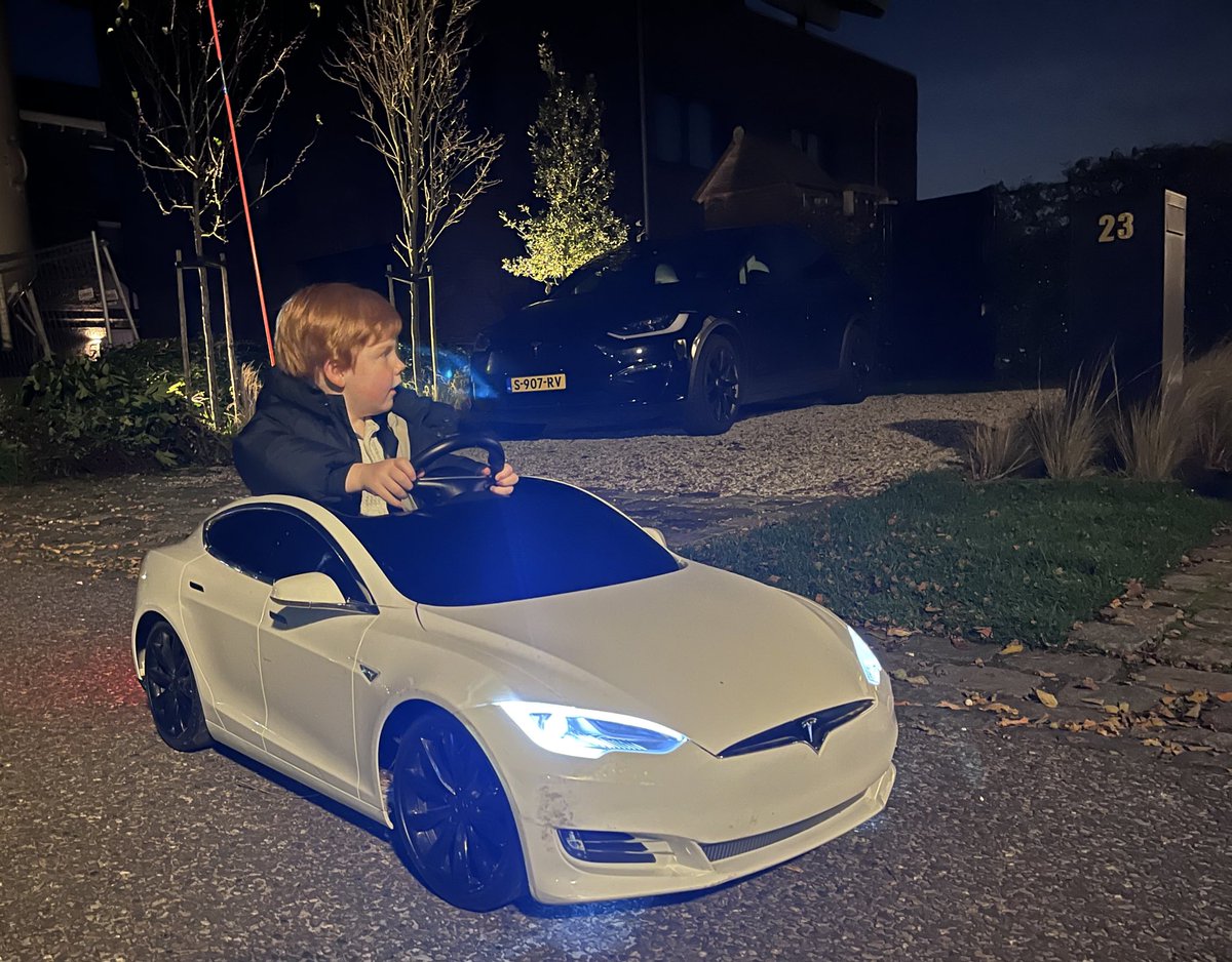 Mini <a href="/Tesla/">Tesla</a> Model S at night 🌙