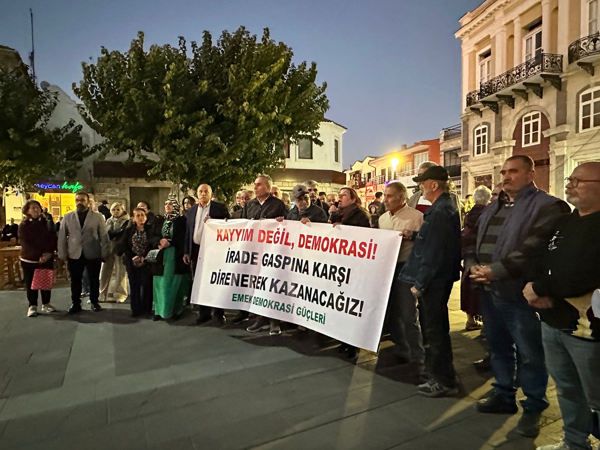 demparticesme's tweet photo. Çeşme Emek Demokrasi Güçleri olarak Batman, Mardin ve Halfeti Belediyeleri'ne yapılan darbeye karşı  Milletvekilimiz @BurcugulC ün konuşma yaptığı basın açıklamamızı Cumhuriyet Meydanı'nda gerçekleştirdik.
#kayyımdarbedir https://t.co/PBQCyFRtUl