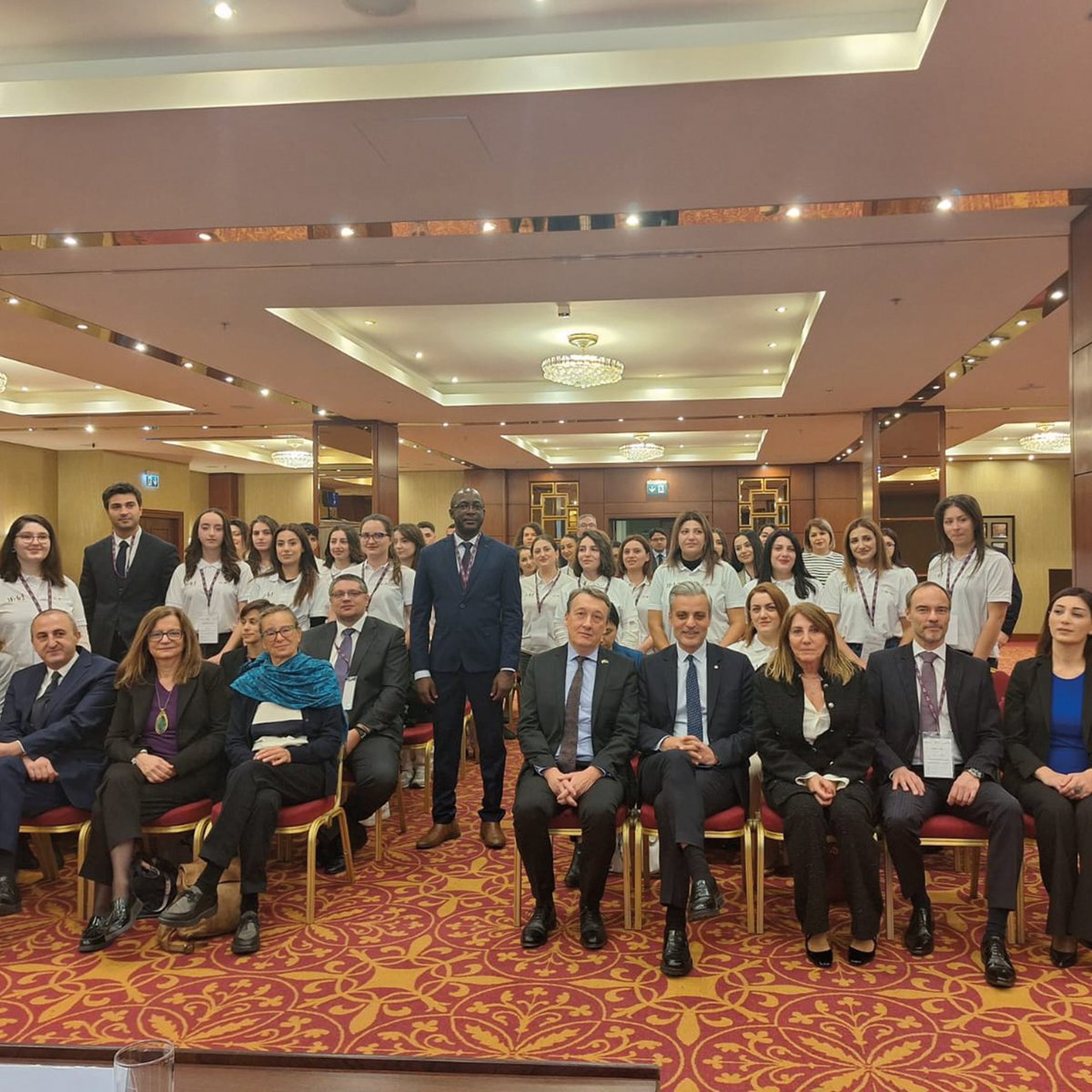 CIJFrancophonie's tweet photo. Le Comité international des Jeux de la Francophonie (CIJF) et l’Institut de la Francophonie pour le développement durable (IFDD) organisent un atelier pour renforcer les compétences des jeunes et des acteurs de la société civile dans la recherche de financements durables. 
📅 Dates : 5 au 8 novembre 2024
📍 Lieu : Erevan, Arménie
👉 40 participant.e.s :
• 30 jeunes https://t.co/SzJrz9YxeK.s
• 6 jeunes de Roumanie, Bulgarie, Moldavie
• 4 représentant.e.s d’ONG locales
👉 Objectif : Explorer les enjeux de l’entrepreneuriat vert, de l’éco-innovation et de la préservation de l’environnement et préparer des actions concrètes pour les Jeux de la Francophonie 2027.
🔑 Modules de formation :
• Concepts clés du développement durable
• Montage de projets et partenariats durables
•  L’entrepreneuriat vert et financement des initiatives écoresponsables en Europe centrale et orientale
• Atelier pratique
En route pour un avenir écoresponsable aux Jeux de la Francophonie 2027 ! 🌍 
#JeuxdelaFrancophonie2027 #Erevan2027 #Écocitoyenneté #DéveloppementDurable #Jeuxécoresponsables