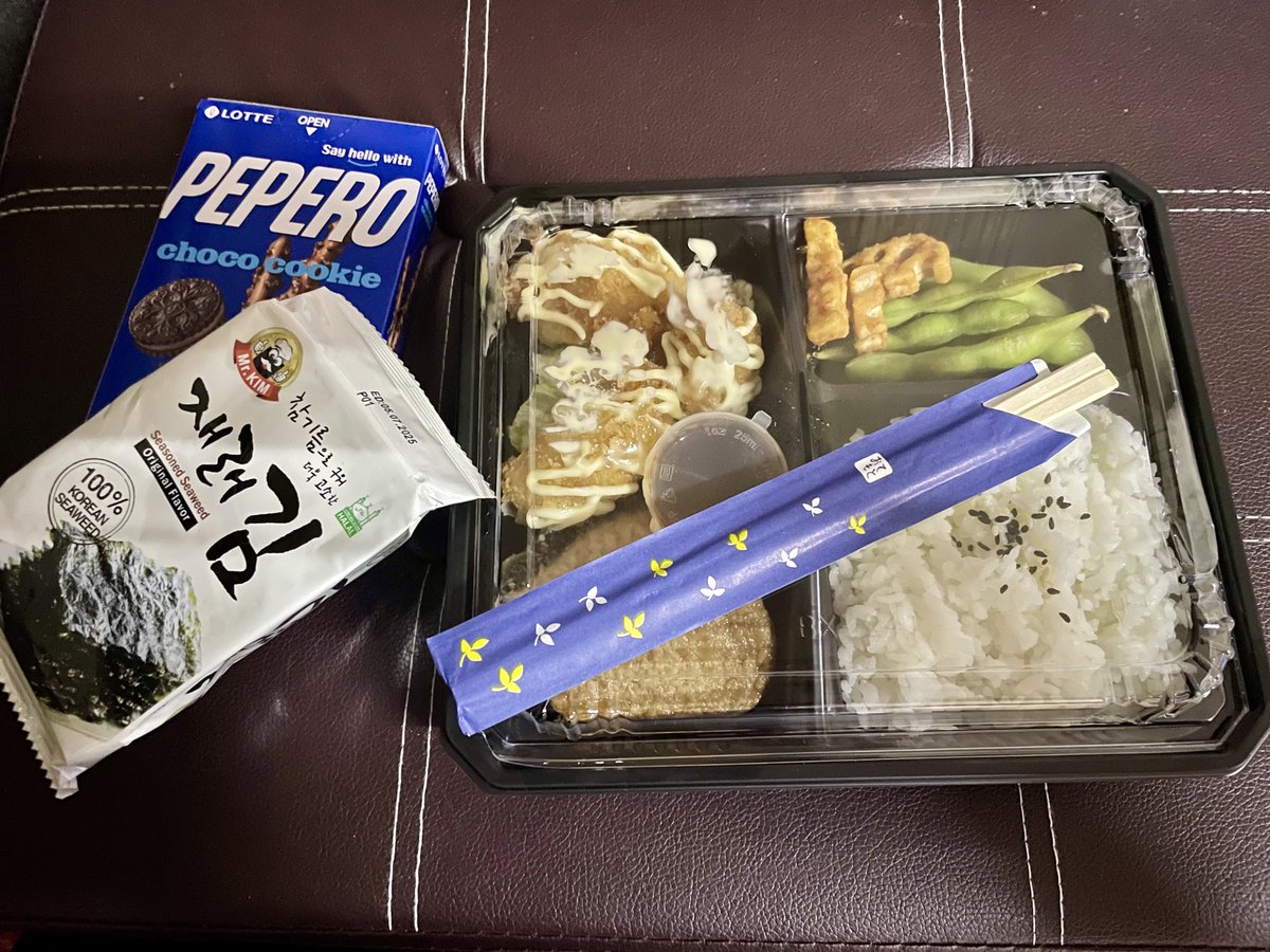 aidaniimu's tweet image. Korean souvenirs + Japan food for my #linner
