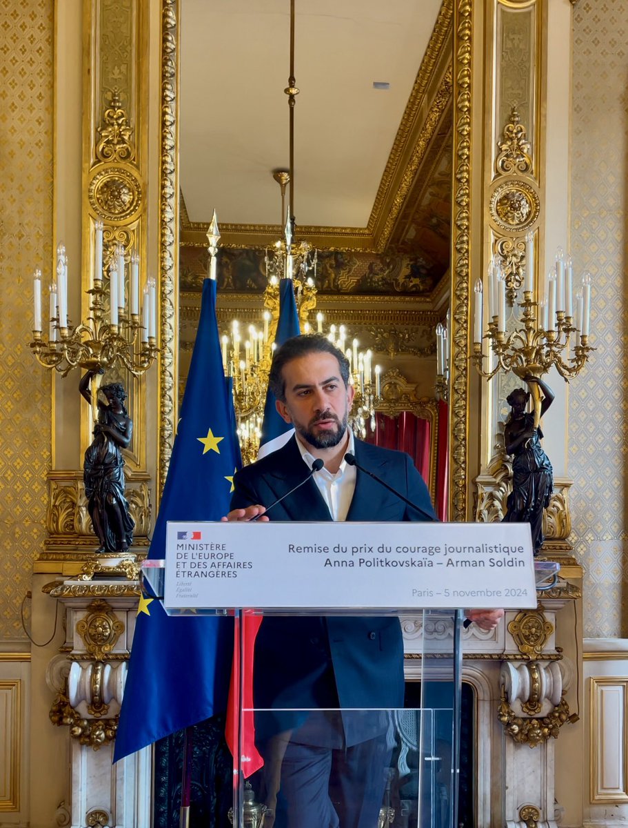 MMaherAkl's tweet photo. سعيد بدعوتي من وزارة الخارجية الفرنسية لحضور حفل جائزة الشجاعة الصحفية الذي عقد في مقر الوزارة في باريس ؛تُوج بالجائزة الصحفيون في غزة لتضحياتهم ودورهم البطولي في توثيق جرائم الحرب التي يرتكبها جيش الاحتلال الاسرائيلي في قطاع غزة .
📷 الصورة مع وزير الخارجية الفرنسي جان نويل بارو https://t.co/U2l6HjGXE5