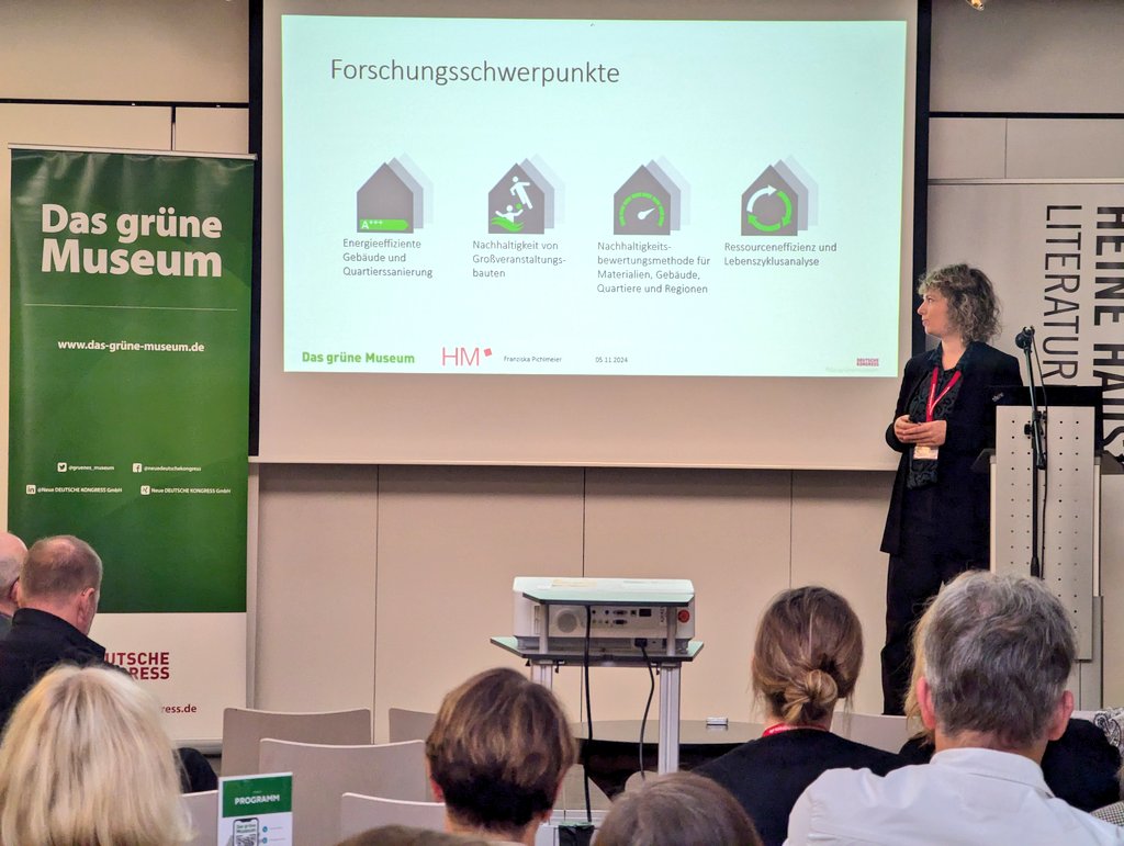 Live aus #dasgrünemuseum! 🌱 Franziska Pichlmeier beleuchtet heute, wie die #Nachhaltigkeit im #Museum bewertet werden kann – am Beispiel des <a href="/ForumHumboldt/">Humboldt Forum</a>. Welche Besonderheiten gibt es und wie starten wir? Spannende Einblicke! #Nachhaltigkeit #Museum #dgm #HumboldtForum #green