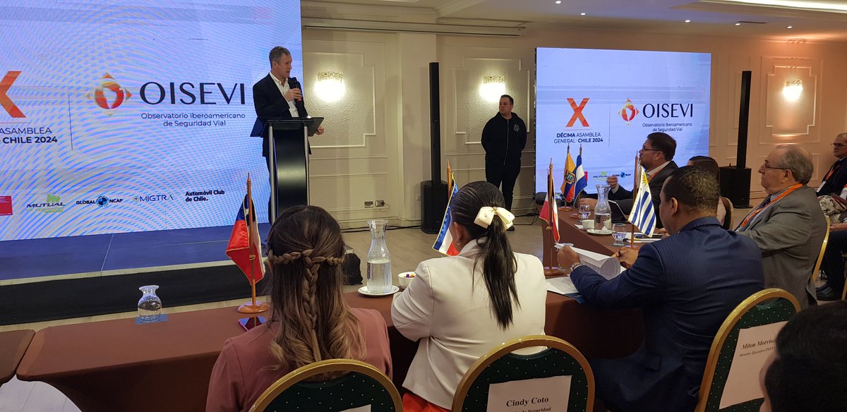 conaset's tweet image. #AgendaMTT | Ministro de Transportes y Telecomunicaciones, Juan Carlos Muñoz, saluda a las y los miembros del @Programa_OISEVI, recalcando la importancia de la colaboración internacional e interinstitucional para reducir y prevenir más muertes en el tránsito. #MovámonosSeguros