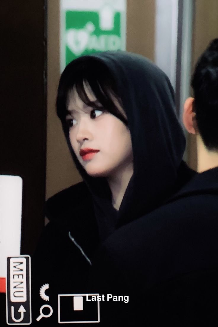 대학시절 애틋하게 연애하는 거 보고싶다
당연히 돈 없어서 제대로 된 데이트는 생각도 못 했고 산책로 걷는 게, 기념일엔 미리 모아놓은 돈으로 밥 한 끼 먹는 게 전부였던 그 시절
그리고 만원짜리 커플링 받고 고맙다고 코 끝 빨개지던
없는 상태에서 있는 거 다 주고 사랑했던 걔네