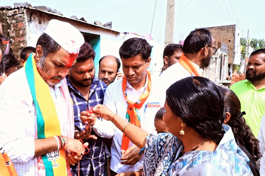 sambhajipatil77's tweet photo. आशीर्वाद यात्रा | बोळेगाव📍

शिरूर अनंतपाळ तालुक्यातील बोळेगाव येथे ‘आशीर्वाद यात्रा’ पोहोचली. यावेळी गावातील माता-भगिनींनी मोठ्या प्रेमाने औक्षण करून आणि भाऊबीजच्या पार्श्वभूमीवर हातात करगोठा बांधून स्वागत केले. यावेळी संवाद साधताना मतदारसंघातील विकासाचा लेखाजोखा आणि विरोधकांचे फसवे षड्यंत्र जनतेसमोर मांडले. तसेच आगामी निवडणुकीत भाजप-महायुतीलाच मोठ्या मताधिक्याने विजयी करण्याचे आवाहन केले.

यावेळी भाजपा तालुकाध्यक्ष मंगेशजी पाटील, माजी सभापती गोविंदजी चिलकुरे, ऋषिकेशजी बद्दे, सरचिटणीस माधवरावजी बिरादार, विधानसभा प्रभारी दगडूजी साळुंके, माजी सभापती ध���ंडीराम सांगवे, उमाकांतजी देवंग्रे, शहराध्यक्ष संतोषजी शेटे, ज्ञानेश्वरजी चेवले, संजयजी बोलकर, सचिनजी गौड, प्रतापजी कांबळे, अमितजी बोळेगावकर, पांडुरंग बोलकर आदींसह पदाधिकारी, कार्यकर्ते व नागरिक मोठ्या संख्येने उपस्थित होते.

#bjpshiruranantpal #bjpdeoni #bjpnilanga #maharashtra #mlanilanga #mlasambhajipatil #BJPGovernment #SPNfornilanga #mypeople #latur #development #निलंगा #सामाजिकविकास #भाजप #समृद्धनिलंगा #BJP #महाराष्ट्र #ग्रामीणविकास #DevelopmentJourney