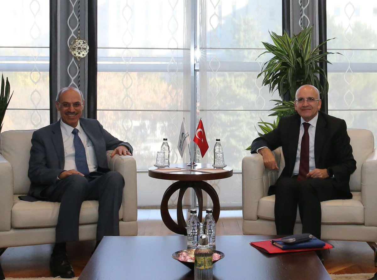 memetsimsek's tweet photo. İslam Kalkınma Bankası Başkanı Sayın Muhammad Al Jasser ile Bakanlığımızda bir araya geldik.  

Depremden etkilenen ihracatçıların finansman ihtiyaçlarına ve demiryolu altyapımızın modernizasyonuna yönelik toplam 370 milyon dolar tutarında iki anlaşma imzaladık. 

2024-26 döneminde İslam Kalkınma Bankası Grubu ile 6,3 milyar dolarlık finansman çerçevesindeki işbirliğimiz devam edecektir.