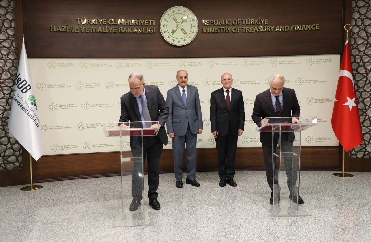 memetsimsek's tweet photo. İslam Kalkınma Bankası Başkanı Sayın Muhammad Al Jasser ile Bakanlığımızda bir araya geldik.  

Depremden etkilenen ihracatçıların finansman ihtiyaçlarına ve demiryolu altyapımızın modernizasyonuna yönelik toplam 370 milyon dolar tutarında iki anlaşma imzaladık. 

2024-26 döneminde İslam Kalkınma Bankası Grubu ile 6,3 milyar dolarlık finansman çerçevesindeki işbirliğimiz devam edecektir.